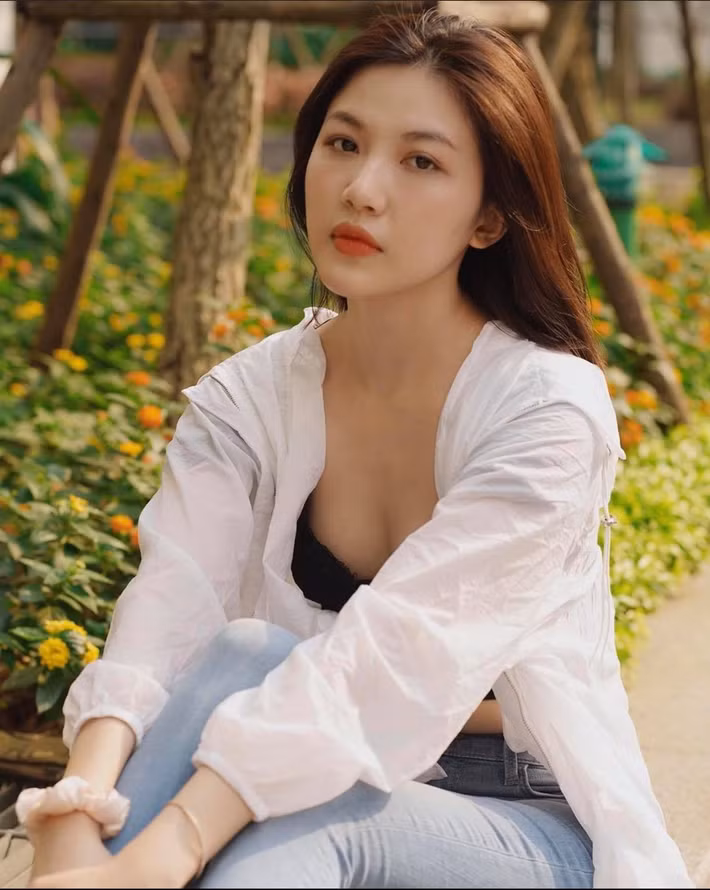 Sau khi thủ vai Trà trong bộ phim "Hoa hồng trên ngực trái", Huyền Thanh nhận được sự quan tâm lớn của khán giả Việt, trở thành "tiểu tam" bị ghét nhất màn ảnh.