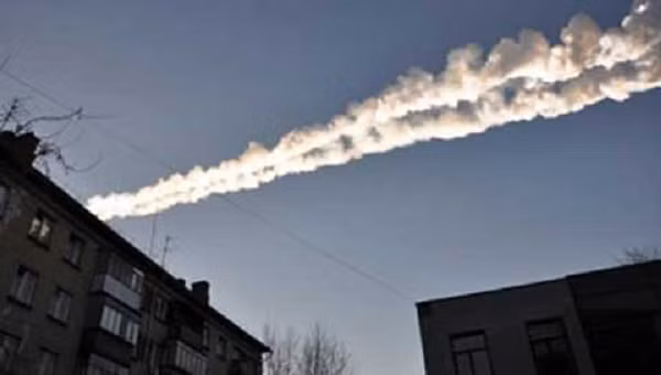 Cơ quan hàng không vũ trụ Mỹ (NASA) cảnh báo rằng cứ sau khoảng 2.000 năm, Trái đất sẽ bị đe doạ bởi một thiên thạch có kích thước bằng một sân bóng. Vài triệu năm một lần, một thiên thạch đủ lớn để đe doạ nền văn minh của Trái đất sẽ xuất hiện.