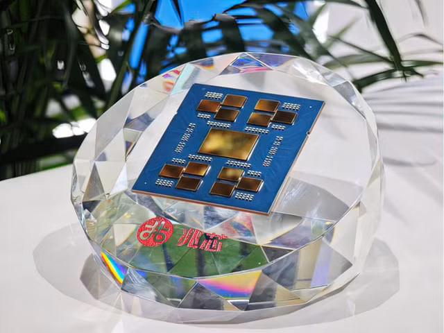 Toàn bộ khuôn chip (full-die), cho thấy sự kết hợp của 12 chiplet tính toán và một chiplet I/O khổng lồ.