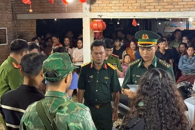 Cơ quan chức năng khám xét quán ăn bên bờ biển, nơi giấu các bao nghi chất nổ. Ảnh: Bộ đội Biên phòng Quảng Ngãi