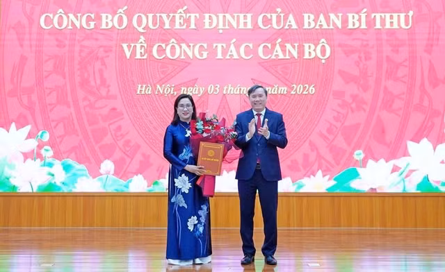 Giáo sư, Tiến sĩ Lê Văn Lợi – Chủ tịch Viện Hàn lâm Khoa học xã hội Việt Nam trao quyết định và tặng hoa chúc mừng bà Đinh Thị Mai. Ảnh: VHL.
