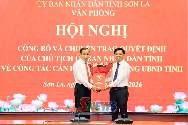 Trao quyết định bổ nhiệm cho ông Cầm Duy Hiệu (trái). Ảnh: Báo Sơn La