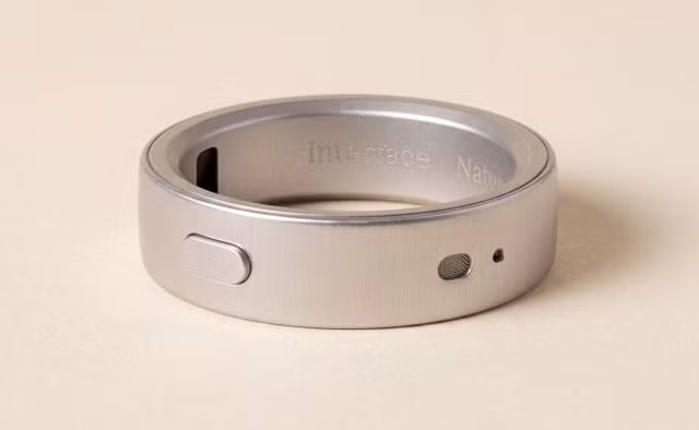Tên sản phẩm khắc chìm bên trong cùng nút thao tác được gia công sắc xảo.