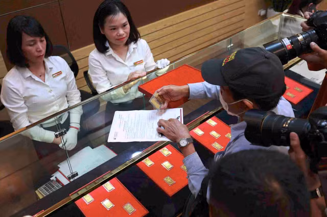 Người dân đổ xô mua vàng, ngân hàng 'cháy hàng' chỉ sau 5 phút - Hình 4 Nguoi dan do xo mua vang, ngan hang 'chay hang' chi sau 5 phut-Hinh-4