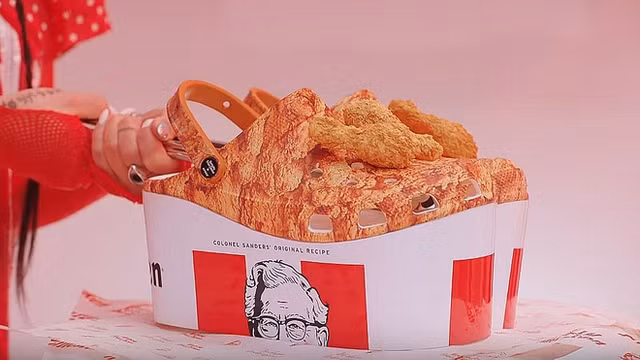 Độc đáo guốc cao su, thơm mùi gà rán của KFC Doc dao guoc cao su, thom mui ga ran cua KFC