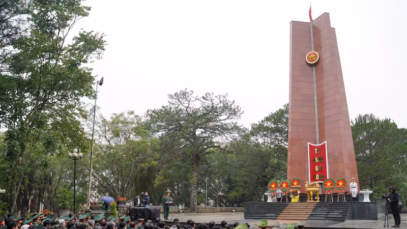 Đoàn đại biểu lãnh đạo tỉnh Lâm Đồng đã dành phút mặc niệm và thắp hương tưởng nhớ công lao to lớn của các thế hệ cha anh hy sinh vì nền độc lập của dân tộc.