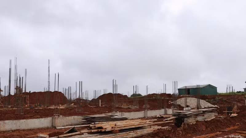 Đến nay giải ngân gần 70 tỷ đồng (đạt 48,9%), dự án trường nội trú liên cấp Thuận Hạnh đang dồn lực đẩy nhanh tiến độ thi công móng và các công trình phụ trợ.