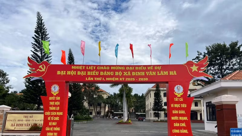 Xã Đinh Văn Lâm Hà.