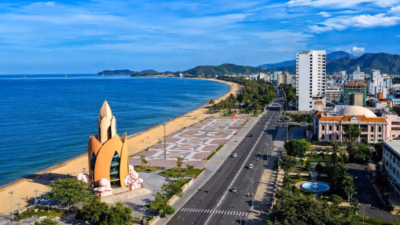 Khách quốc tế tăng 67,9% cùng doanh thu dịch vụ hơn 156.865 tỷ đồng đã đưa du lịch Khánh Hòa trở thành động lực mũi nhọn cho tăng trưởng hai con số năm 2026.