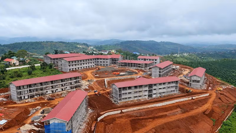 Trường nội trú Thuận An đạt 95% và Quảng Trực đạt hơn 81% khối lượng, được yêu cầu hoàn thành dứt điểm mọi hạng mục trong tháng 9/2026 để phục vụ việc dạy và học.