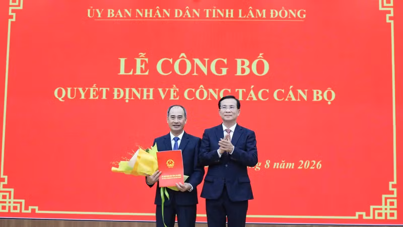 Chủ tịch UBND tỉnh trao Quyết định bổ nhiệm ông Nguyễn Quang Tứ giữ chức vụ Giám đốc Ban Quản lý dự án đầu tư xây dựng số 1 tỉnh Lâm Đồng