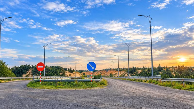 Dự án đường ven biển ĐT.719B đoạn Phan Thiết - Kê Gà đang nỗ lực xử lý di dời đường điện 110kV để sớm thông toàn bộ 25,61 km mặt bằng theo thiết kế.