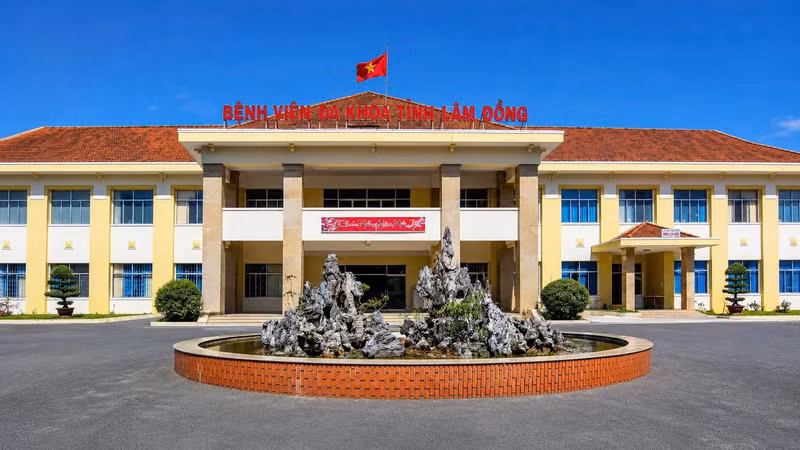Nhờ đề xuất chuyển 1.009 chỉ tiêu sang ngành giáo dục, số lượng biên chế viên chức ngành y tế Lâm Đồng phải cắt giảm trong năm 2026 được hạ xuống còn khoảng 1.040 người.