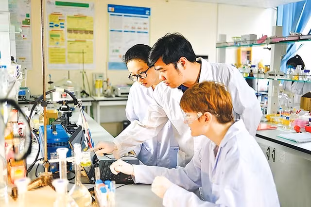 Thực hành nghiên cứu khoa học tại phòng thí nghiệm ở Trường Đại học Khoa học và Công nghệ Hà Nội. Ảnh minh họa: Kim Ngọc.