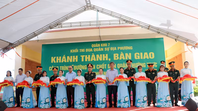 Sau 2 tháng khẩn trương thi công, công trình đường từ Cửa khẩu Đắk Peur vào Chốt dân quân xã Thuận An đã chính thức hoàn thành và đưa vào khai thác sử dụng.