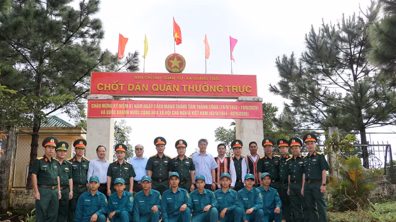 Trung tướng Trần Vinh Ngọc cùng lãnh đạo tỉnh Lâm Đồng đã trực tiếp kiểm tra tình hình sản xuất, an sinh xã hội ở điểm dân cư biên giới xã Quảng Trực sáng 24/8.