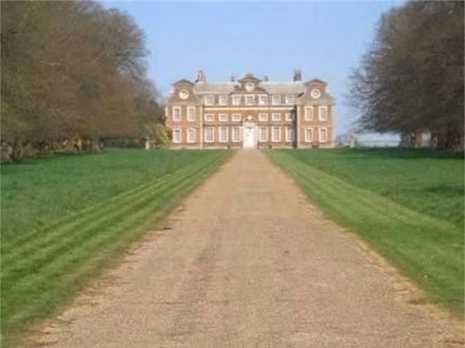  3. Biệt thự Raynham Hall (Anh): Chính tại biệt thự Raynham Hall, nhiếp ảnh gia Captain Provand và người phụ tá là Indre Shira chụp được bức ảnh ma nổi tiếng nhất mọi thời đại. Bức ảnh ghi lại được hình dáng của một bóng ma tại tầng trệt biệt thự. Tương truyền bóng ma trong lâu đài là linh hồn không siêu thoát của bà Dorothy Walpole, phu nhân của lãnh chúa Viscount Townshend. 