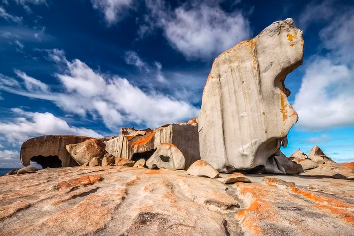 Mamungkukumpurangkuntjunya (26 chữ cái): Nếu biết ý nghĩa thực sự của tên ngọn đồi ở Nam Australia này, du khách hẳn sẽ không muốn đến. Trong tiếng Pitjantjatjara, Mamungkukumpurangkuntjunya có nghĩa là “nơi quỷ dữ đi tiểu”. Trên thực tế, ngọn đồi này nằm giữa khu vực cằn cỗi và không có gì đáng sợ. Nơi này chỉ thu hút du khách nhờ cái tên lạ lùng của mình, do không có khung cảnh hay điểm tham quan đặc sắc.