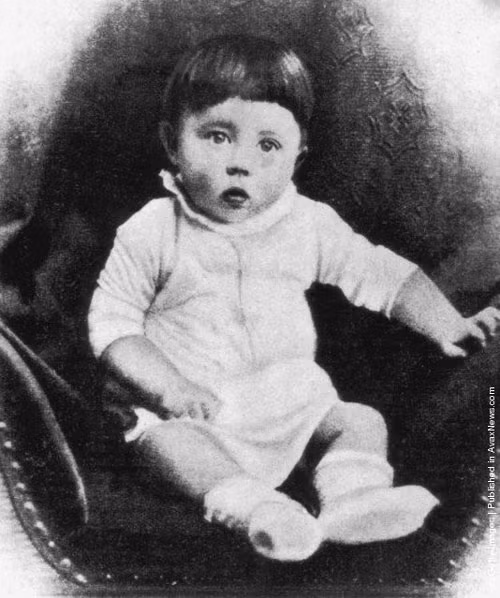 Adolf Hitler (1889 - 1945) khi còn là một đứa trẻ 1 tuổi vào năm 1890. 