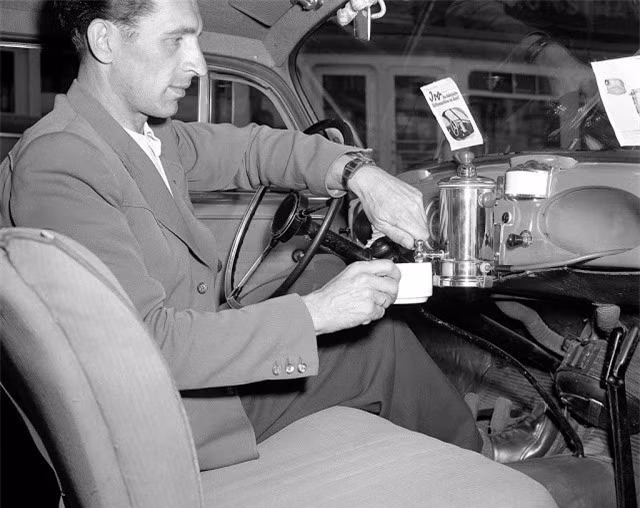  Máy pha cà phê trên ô tô: Bức ảnh năm 1950 cho thấy một người tài xế đang sử dụng một chiếc máy pha cà phê được tích hợp ngay trên chiếc xe của ông. Theo người nghĩ ra ý tưởng này, chiếc máy có đủ nước để pha 3 cốc cà phê, cùng như có thể được sử dụng để nấu súp hoặc luộc trứng. 