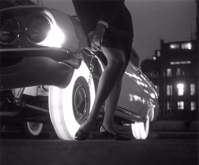  Bánh xe phát sáng: Năm 1961, lốp xe phát sáng Goodyear đã được giới thiệu trước công chúng. Loại lốp xe này được làm từ một loại cao su nhân tạo có thể phát sáng nhờ các bóng đèn được đặt bên trong vành bánh xe. 