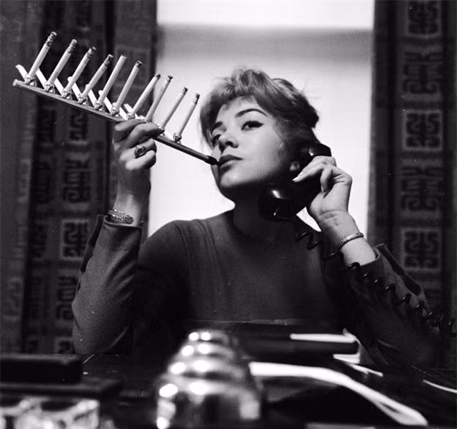  Ống hút thuốc lá chuỗi: Người mẫu Frances Richards đang hút một chuỗi những điếu thuốc lá được gắn trên một chiếc ống đặc biệt. 