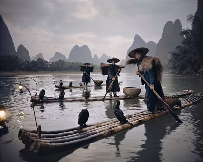 Nếu trong cuốn sách trước chủ yếu là ảnh tư liệu, lần này Jimmy quyết định thêm vào đó chi tiết về chuyến đi, bản đồ, sự thật diễn ra tại địa phương và quan điểm cá nhân... Jimmy chia sẻ: "Khi 17 tuổi, tôi bắt đầu đi, mải miết đi tới tận hôm nay. Việc đó để kết nối và tìm lại chính mình. Đó là hành trình rất riêng để cảm nhận cuộc sống và sự tồn tại của bản thân." Trong ảnh là người Dương Sóc, khu tự trị dân tộc Choang Quảng Tây, Trung Quốc.