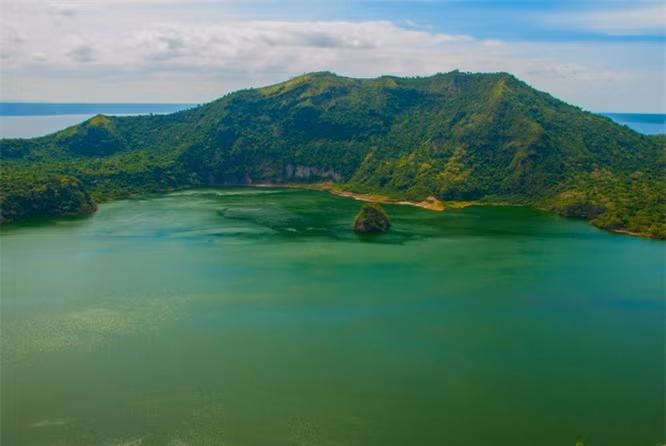 8. Đảo Vulcan: Ở phía bắc Philippines, có hồ tên là Taal. Giữa hồ, có một hòn đảo tên là Taal Vulcano, giữa đảo lại có một hồ nước nhỏ. Thực chất, hòn đảo ngập nước chính là miệng một núi lửa đã ngừng hoạt động, gọi là đảo Vulcan. 