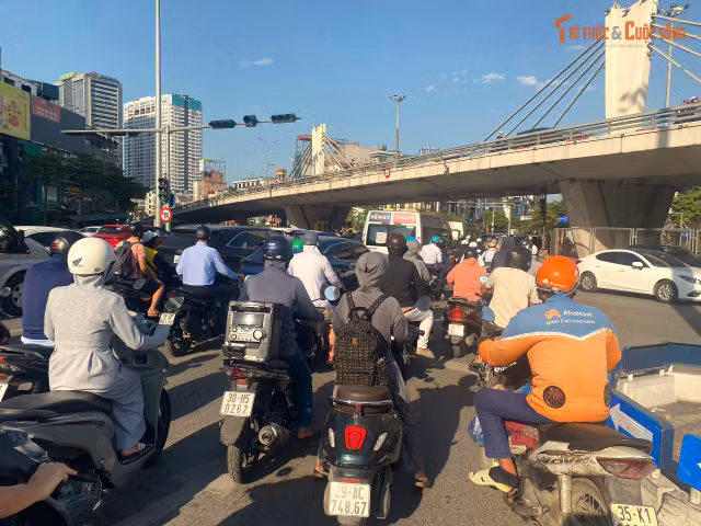 Vào giờ tan tầm, người dân dừng đèn đỏ phải chịu cái nắng thiêu đốt vì không hề có bóng râm.