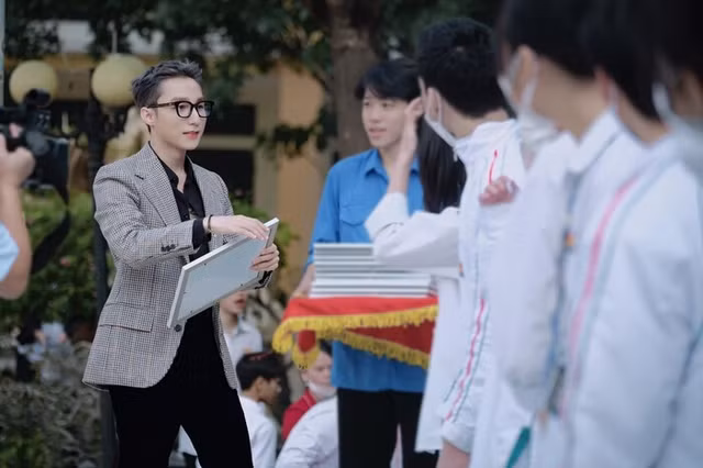 Cộng đồng mạng lại soi ra điểm bất thường của Sơn Tùng M-TP Cong dong mang lai soi ra diem bat thuong cua Son Tung M-TP