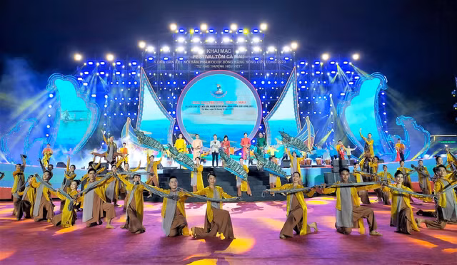 Hàng ngàn người tham dự Festival tôm Cà Mau và Diễn đàn kết nối OCOP Hang ngan nguoi tham du Festival tom Ca Mau va Dien dan ket noi OCOP