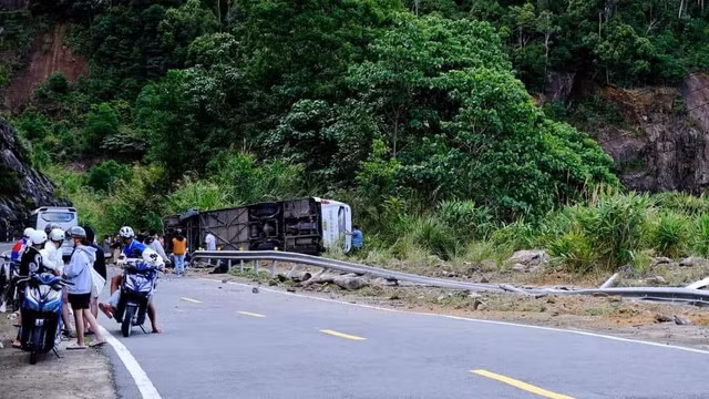 Du khach nuoc ngoai bi thuong do tai nan lat xe tren deo Khanh Le, gio ra sao?