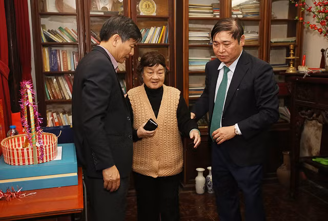 Chủ tịch VUSTA Phan Xuân Dũng thăm, chúc Tết đàm đạo 'thế sự' với các nhà khoa học lão thành - Hình 5 Chu tich VUSTA Phan Xuan Dung tham, chuc Tet dam dao 'the su' voi cac nha khoa hoc lao thanh-Hinh-5