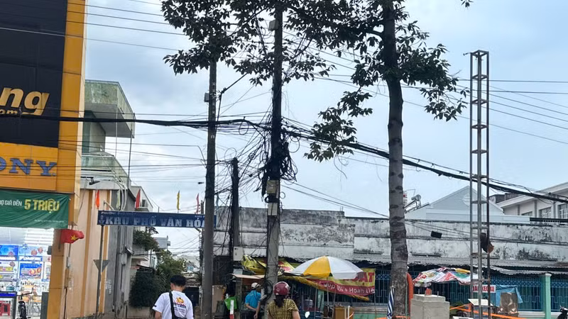 Đường Trần Hưng Đạo thi công ngổn ngang, tiềm ẩn nguy cơ mất an toàn