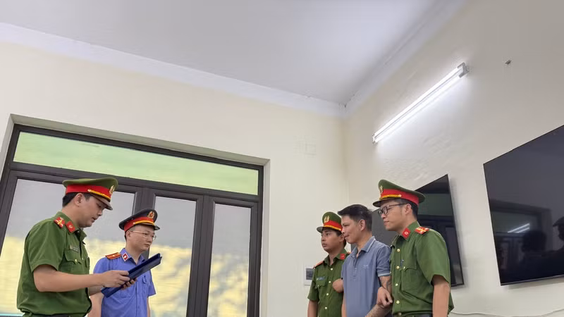 Phú Thọ: Người cha bị khởi tố vì hành hạ hai con gái