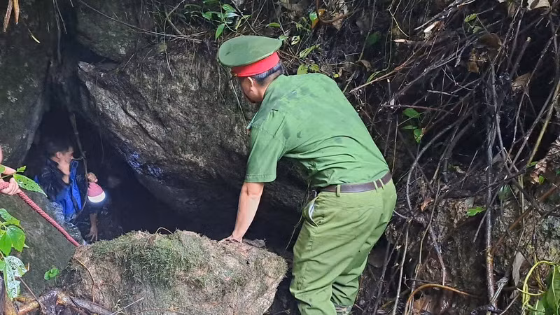Vào hang Rút tham quan, ba người mắc kẹt khi mưa lớn làm nước dâng