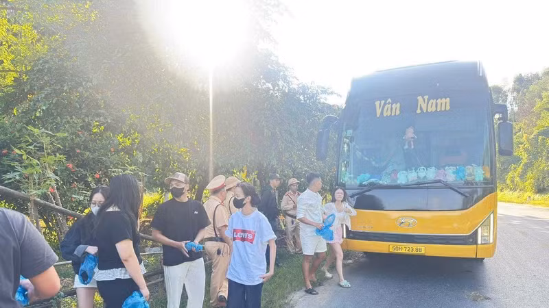 Xe khách chở 48 người, vượt 26 người so với thiết kế