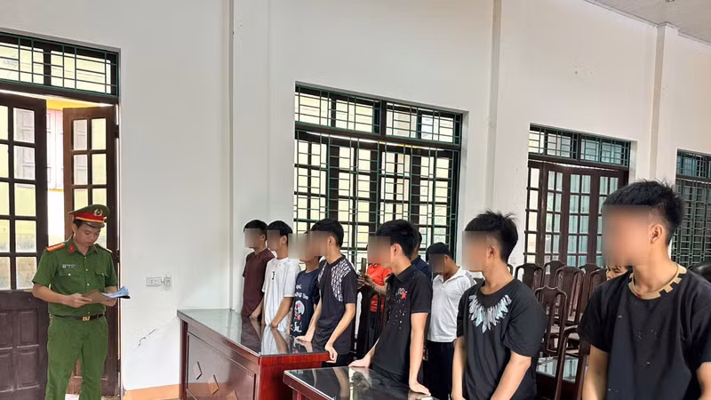 Mang kiếm, chai bia đi tìm người đánh nhau, 8 thanh thiếu niên bị khởi tố