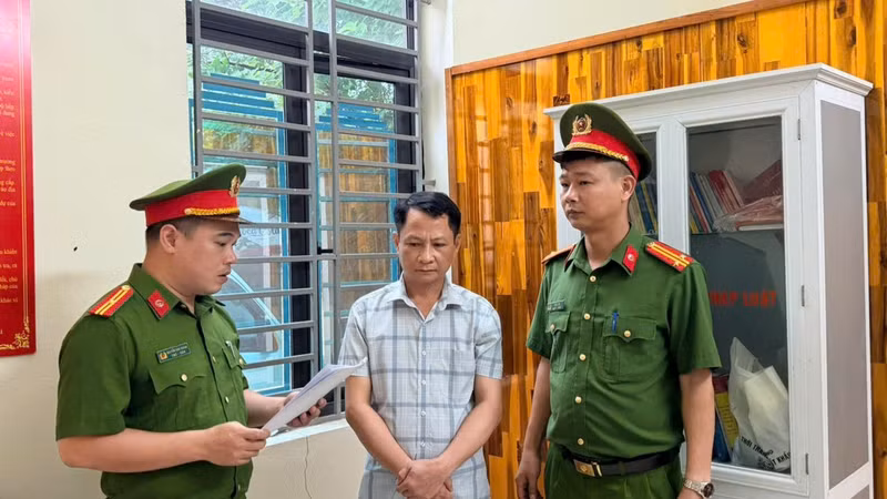 Cho thuê đất bãi bồi sai thẩm quyền, 3 nguyên cán bộ xã Trung Hà bị khởi tố
