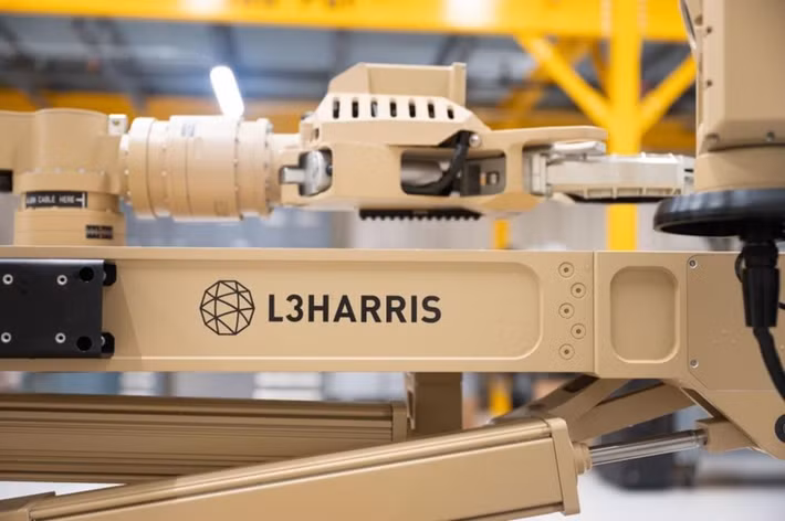 T7 là một hệ thống robot mạnh mẽ với cánh tay có khả năng điều khiển cao, có thể nâng vật nặng lên đến gần 300 pound và được trang bị nhiều bộ phận có thể thay thế, cho phép nó vô hiệu hóa bom trong nhiều môi trường khác nhau.