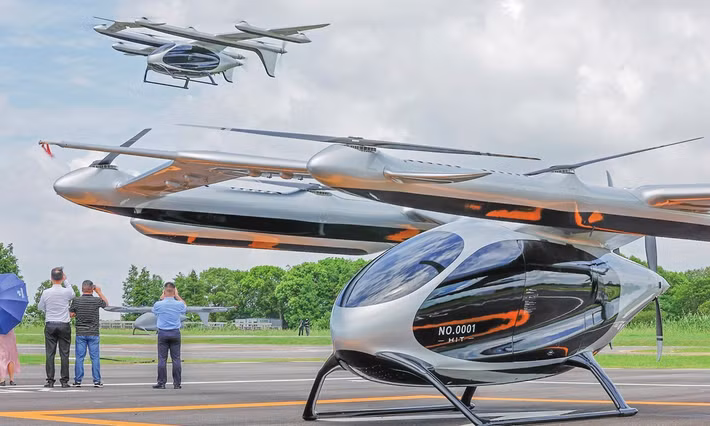 Đối với AutoFlight, mục tiêu dài hạn là “dân chủ hóa bầu trời”. Ông Xie cho biết chi phí di chuyển bằng đường hàng không trong tương lai có thể tương đương các dịch vụ gọi xe cao cấp trên mặt đất, dù việc triển khai trên quy mô lớn vẫn còn cách 3 đến 5 năm.