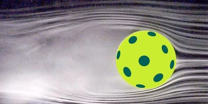 Áp dụng nó vào cú giao bóng Pickleball, Hipol cho biết bằng cách đưa vợt trượt qua bóng, để bóng xoáy lên trên trong một kỹ thuật gọi là "topspin", người chơi có thể làm không khí phía trên bóng Pickleball di chuyển nhanh hơn, trong khi không khí phía dưới di chuyển chậm hơn. Kết quả là họ sẽ tạo ra một lực hướng xuống, ép bóng xuống nhanh hơn, đồng thời giúp nó giữ được vận tốc cao khi chạm đất.
