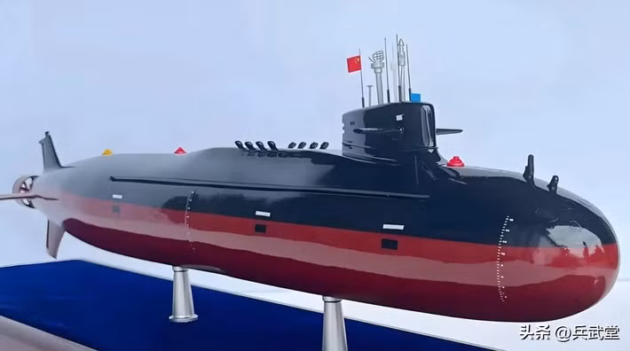 Để so sánh, các biến thể tàu ngầm tấn công hạt nhân Type 093 của Trung Quốc, hiện đại nhất trong biên chế Hải quân Quân Giải phóng Nhân dân Trung Quốc (PLA), dài khoảng 356-360 feet (108-110 mét) và rộng 36 feet. Tàu ngầm lớp Virginia của Hải quân Mỹ có chiều dài 377 feet (114,8 mét) và rộng 34 feet (10,36 mét).