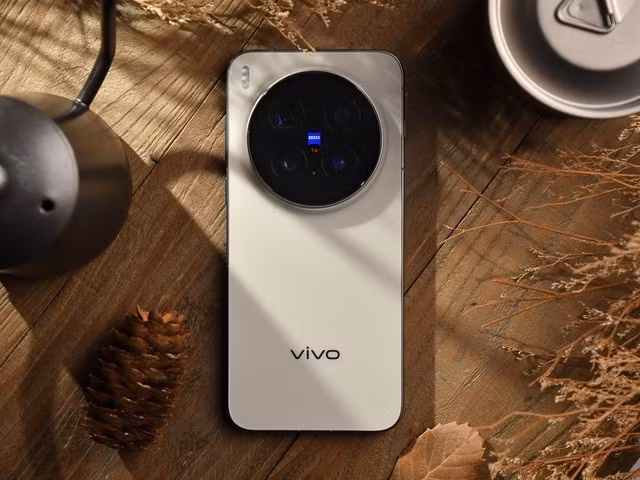 Thiết bị sử dụng chip MediaTek Dimensity 9500 kết hợp vi xử lý hình ảnh vivo V3+, RAM tối đa 16 GB và bộ nhớ trong 512 GB. Viên pin dung lượng 6.510 mAh hỗ trợ sạc nhanh có dây 90 W và sạc không dây 40 W. Màn hình 6,78 inch LTPO 8T cho tần số quét 120 Hz, độ phân giải 1.260 x 2.800 pixel, hỗ trợ HDR10+, Dolby Vision và cảm biến vân tay siêu âm dưới màn hình. Máy nặng 226 g, dày 7,99 mm, đạt chuẩn kháng nước IP68/IP69 và có bốn tùy chọn màu: đen, nâu, xanh và trắng.
