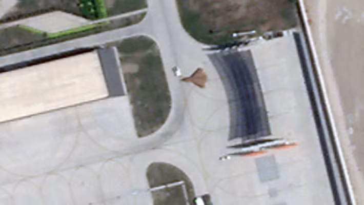 Trong những năm gần đây, Trung Quốc đã giới thiệu rất nhiều mẫu UAV tiêm kích, có nét tương đồng với chương trình Collaborative Combat Aircraft (CCA) của Mỹ. Cuộc duyệt binh quân sự lớn tại Bắc Kinh năm 2025 đánh dấu bước tiến công khai quan trọng của Trung Quốc trong lĩnh vực phát triển UAV tiêm kích tiên tiến. Kể từ đó, ít nhất một cấu hình UAV đã được đẩy mạnh thử nghiệm đáng kể.