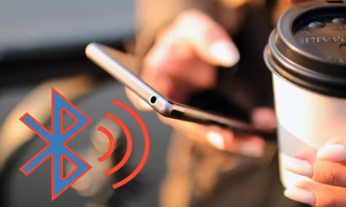 Bluetooth trên điện thoại luôn tìm kiếm các thiết bị xung quanh và chức năng này nhanh hao pin. Vì vậy, nếu bạn muốn tiết kiệm pin, hãy tắt chức năng này. Lưu ý rằng tính năng này có thể được tìm thấy ở nhiều nơi khác nhau, bao gồm Dịch vụ định vị và Kết nối.
