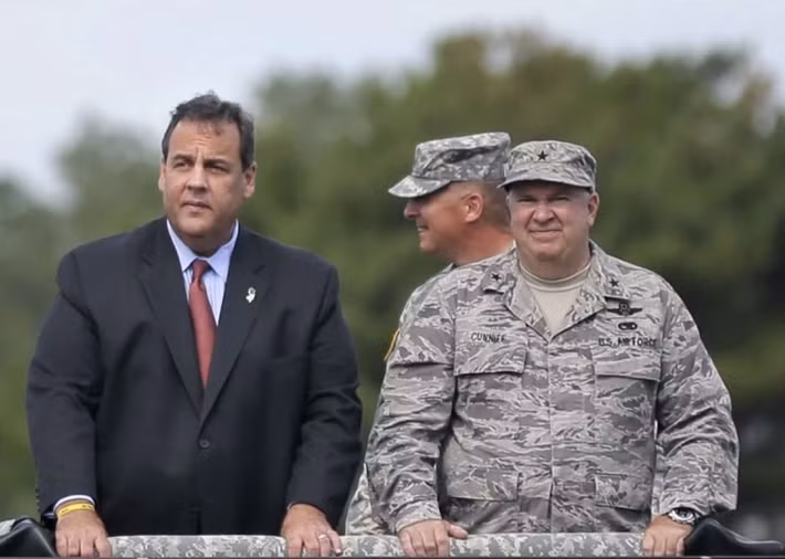 Thậm chí, một bức ảnh chụp năm 2014, giữa Thống đốc bang New Jersey Chris Christie (bên trái) cùng Chuẩn tướng Michael Cunniff - phụ tá của bang New Jersey, khi họ duyệt binh trong buổi lễ thường niên của Lực lượng Vệ binh Quốc gia New Jersey... cũng được "đào bới" lên để chế giễu.