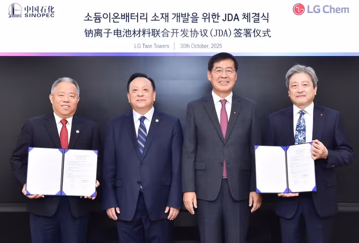 Mục tiêu của LG là cho ra đời các mẫu pin natri-ion ngay trong năm nay, sau đó ứng dụng công nghệ pin an toàn và kinh tế này cho xe điện cũng như các hệ thống lưu trữ năng lượng. Song song đó, LG đã đồng ý hợp tác với Sinopec để đảm bảo nguồn cung cấp ổn định cho các vật liệu điện cực sau đó chốt của pin natri-ion.