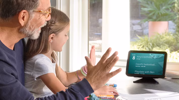 Camera 13 megapixel được sử dụng trên các thiết bị Echo Show mới, cùng cảm biến âm thanh, siêu âm, radar Wi-Fi, cảm biến gia tốc và thông tin trạng thái kênh Wi-Fi (CSI). Với tính năng này, các thiết bị cho phép Alexa phản ứng với các sự kiện diễn ra trong nhà, chẳng hạn như nhắc nhở khi có người bước vào phòng hoặc cảnh báo bạn về cửa nhà để xe mở trước khi bạn đi ngủ vào ban đêm.