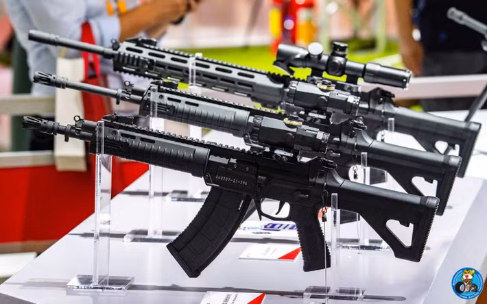 Mẫu súng này cũng có nhiều biến thể, bao gồm phiên bản carbine và phiên bản súng trường bắn tỉa bán tự động, phục vụ các vai trò khác nhau trong đơn vị.